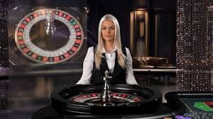 99 myanmar Live Baccarat ဂိမ်းတွင် ကတ်ဖဲနှင့် ကစားနေသော Live Dealer